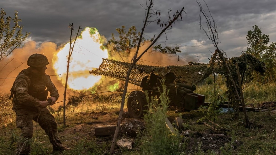 Binh linh Ukraine khai hoa phao theo huong Bakhmut. Anh Getty.jpg
