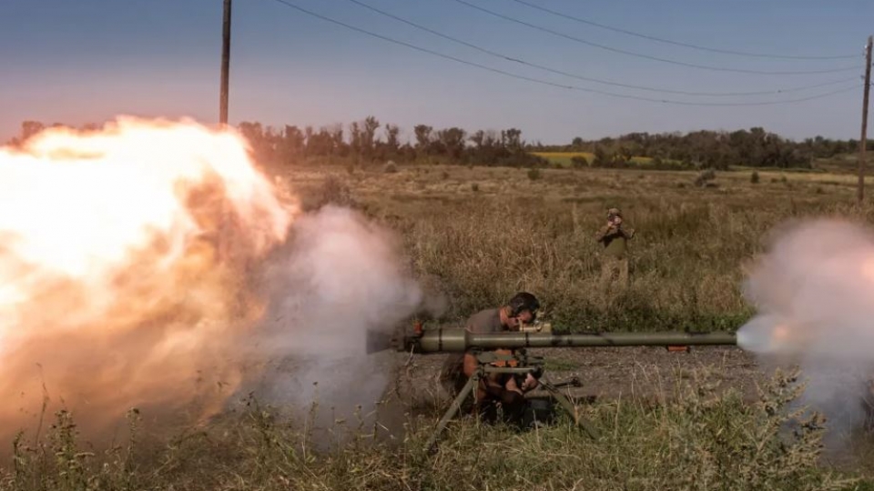 Binh linh Ukraine khai hoa sung khong giat SPG trong mot cuoc tap tran quan su. Anh Getty.JPG