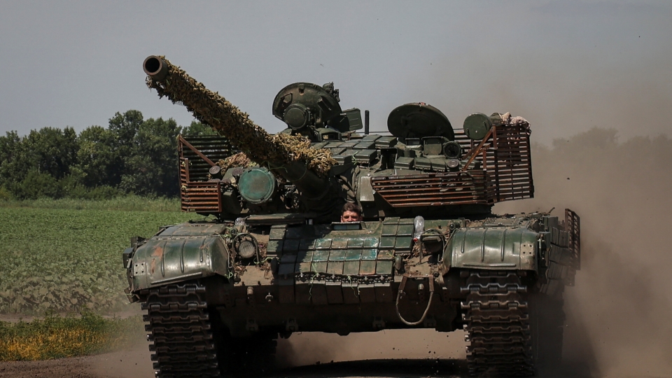 Binh linh Ukraine lai xe tang o Donetsk. Anh Retuers.JPG