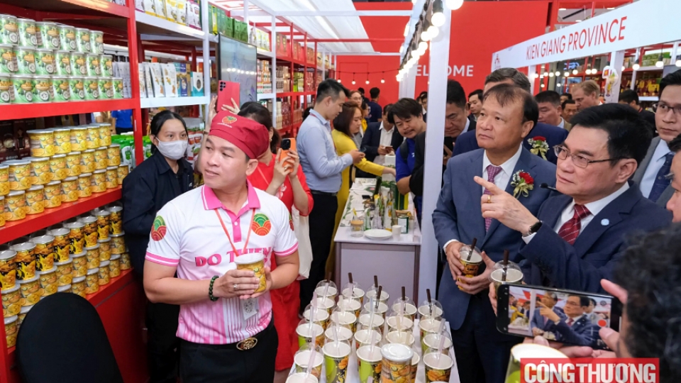 Delegates visit a pavilion at the trade fair.jpg