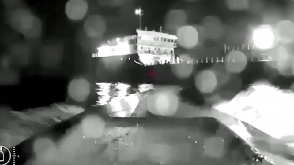 USV Ukraine lao thang vao tau cho dau Nga, xuong khong nguoi lai Ukraine -tinh bao Ukraine.jpg