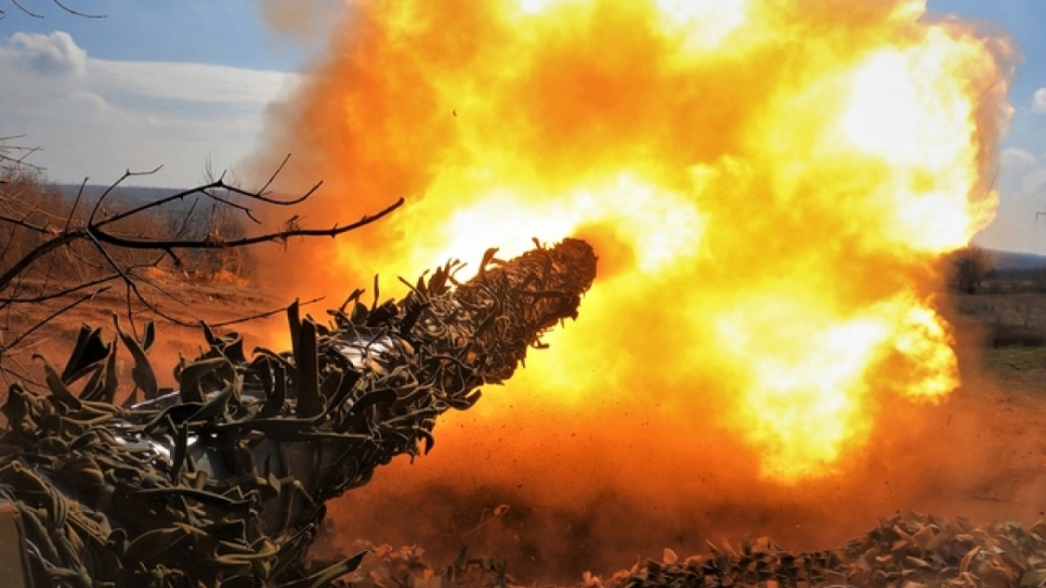 Xe tang T-72 cua Ukraine ban vao cac vi tri cua doi phuong o tien tuyen gan Bakhmut. Anh AFP.jpg