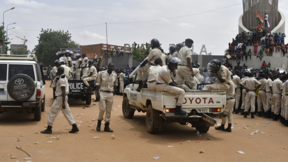 canh_sat_niger_tai_mot_khu_vuc_nguoi_bieu_tinh_tap_trung_de_ung_ho_chinh_quyen_quan_su_o_niamey_ngay_30_7._anh_afp.jpg
