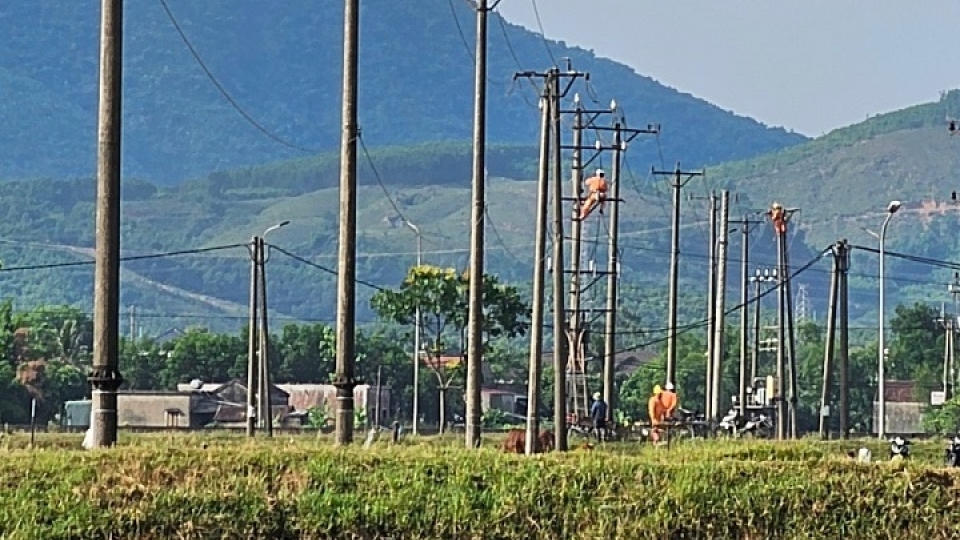 khac_phuc_cac_khiem_khuyet_dam_bao_cap_dien_trong_mua_mua_bao.jpg