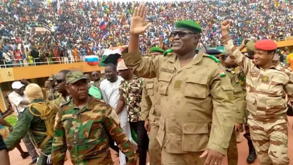 lanh dao dao chinh Niger vay chao nguoi ung ho, quan doi Niger -facebook.jpg