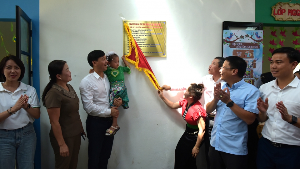 lanh_dao_dai_tnvn_lanh_dao_huyen_van_chan_va_cac_nha_tai_tro_thuc_hien_nghi_thuc_gan_bien_diem_truong.jpg