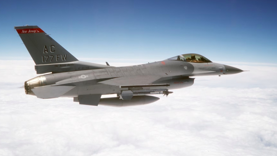 may bay F-16, tiem kich F-16 -khong quan My.jpg