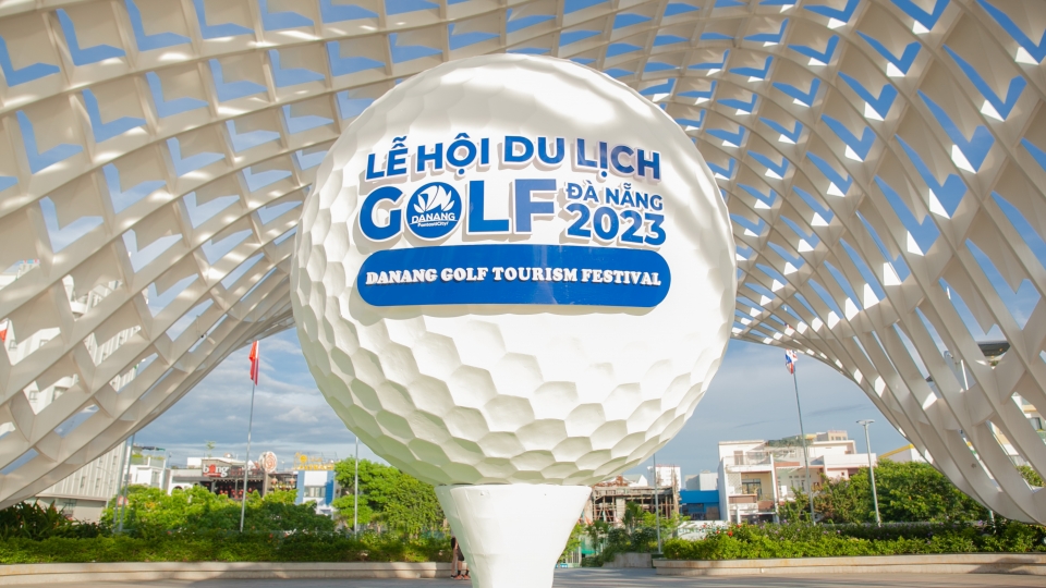 qua_bong_golf_khong_lo_duoc_trung_bay_tai_cong_vien_apec_da_nang.jpg