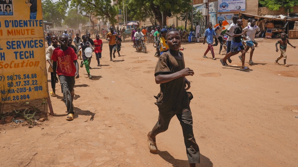 thu do Niger, duong pho Niamey, ung ho dao chinh Niger, tre em chay -ap.jpg