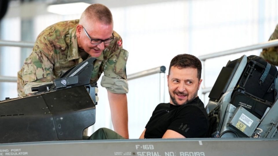 tong_thong_zelensky_ngoi_tren_may_bay_chien_dau_f-16.png
