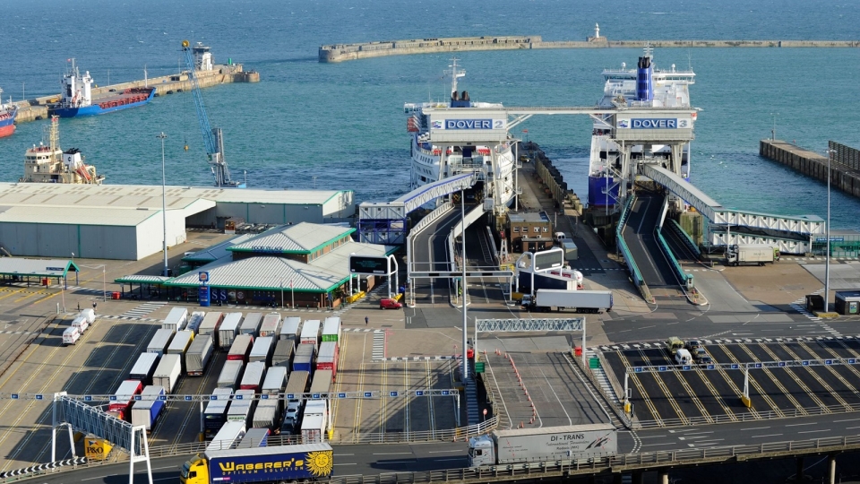 xe tai xuong pha tai cang Dover (Anh), cang bien, hang hoa xuat nhap -reu.jpg