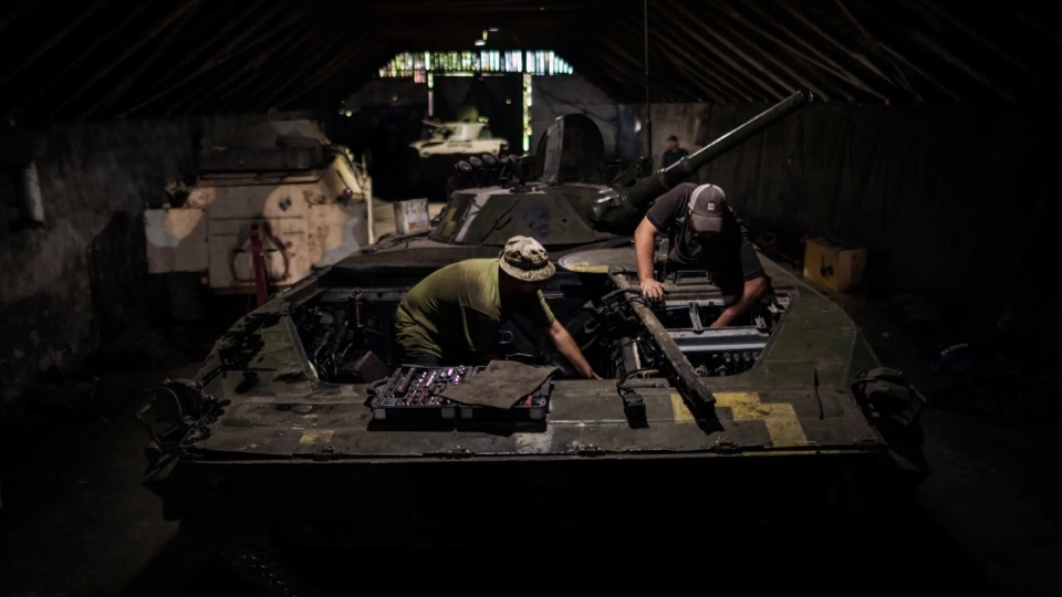 xuong sua chua xe thiet giap Ukraine gan mat tran -nytimes.jpg