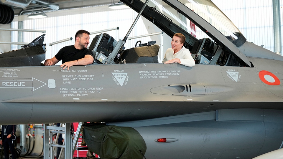 zelensky_ngoi_tren_tiem_kich_f-16_o_dan_mach.jpg