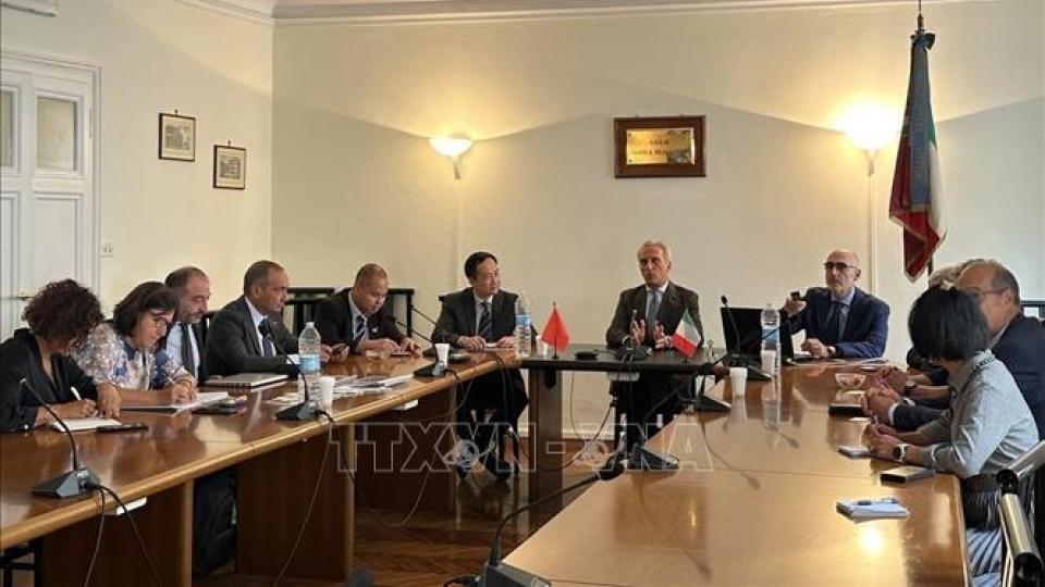 Ambassador Duong Hai Hung and leaders of Fruitimpresse at the working session.jpg