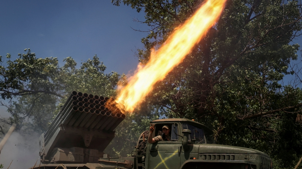 Binh linh Ukraine khai hoa phao phan luc BM-21 Grad o khu vuc Donetsk. Anh Reuters (2).JPG