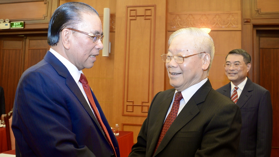 Tong Bi thu Nguyen Phu trong trao huy hieu cho ong Nong Duc Manh.jpg