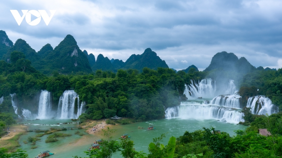 Vietnamese and Chinese tourists admire Ban Gioc - Detian Waterfalls