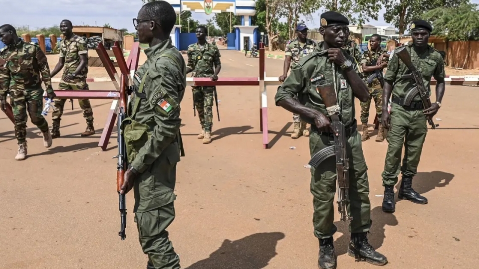 binh si Niger bao ve ben ngoai can cu Phap o Niamey -afp.jpg