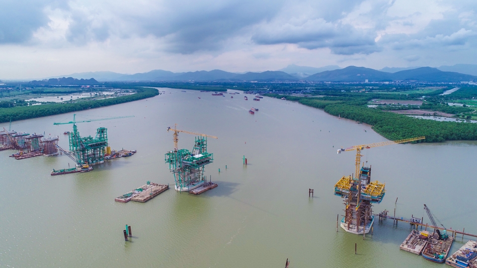 cau_ben_rung_noi_hai_bo_song_bach_dang_giup_ket_noi_quang_yen_quang_ninh_va_thuy_nguyen_hai_phong_dang_duoc_day_nhanh_tien_do_ve_dich_dip_30_4_2024_1.jpg