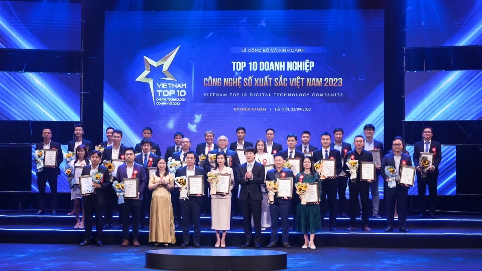 le_vinh_danh_va_trao_chung_nhan_top_10_doanh_nghiep_cong_nghe_so_xuat_sac_viet_nam_2023.jpg
