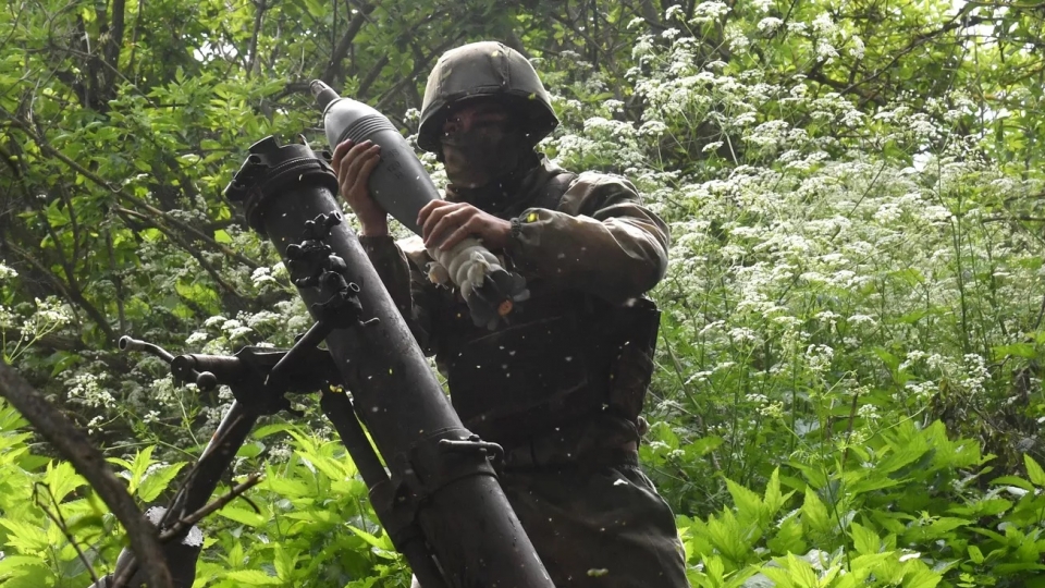 linh Nga ban sung coi tren chien truong Ukraine, Lugansk -sputnik.jpg