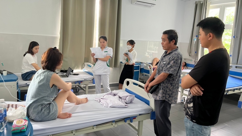 mot_so_benh_nhan_van_dang_dieu_tri_tai_cac_co_so_y_te_o_thanh_pho_hoi_an.jpg