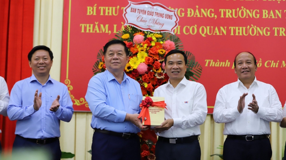 ong_nguyen_trong_nghia_tang_qua_la_bo_sach_cua_tong_bi_thu_nguyen_phu_trong_cho_co_quan_thuong_tru_dai_tieng_noi_viet_nam_tai_tphcm_.jpg