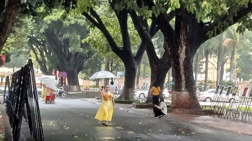 thoi_tiet_khong_thuan_loi_khien_cac_hoat_dong_dien_ra_ngoai_troi_thua_thot_du_khach.jpg