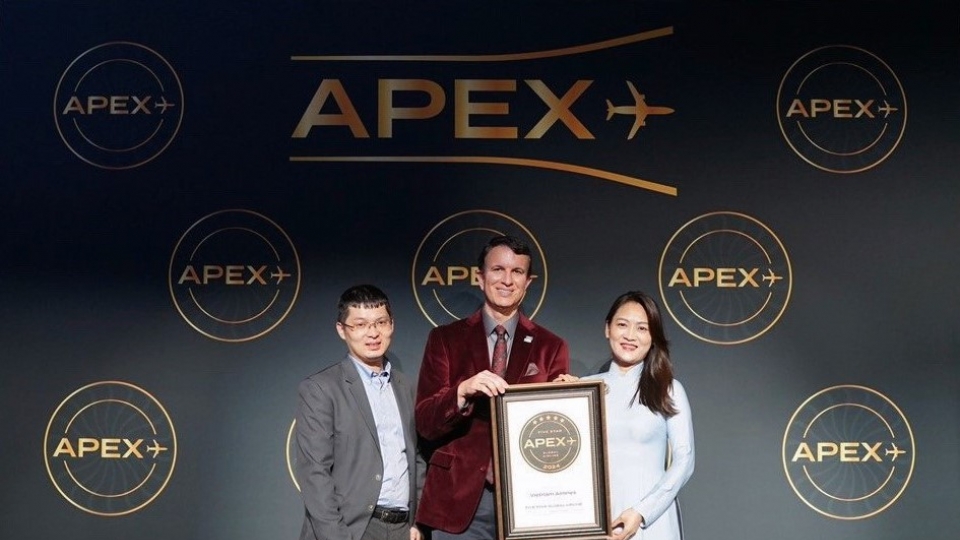 vietnam_airlines_representatives_and_apex_ceo_joe_leader.jpg