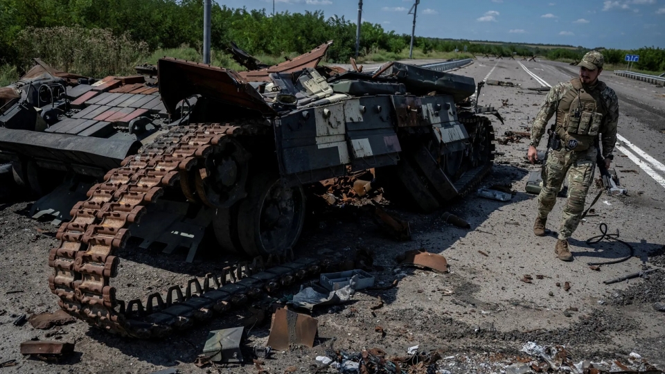 xe tang Ukraine bi pha huy gan lang Robotyne thang 8-2023, linh Ukraine dung canh -reu.jpg