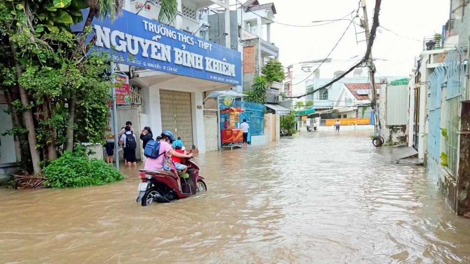 Triều cường vượt báo động 3, nội đô Cần Thơ ngập sâu