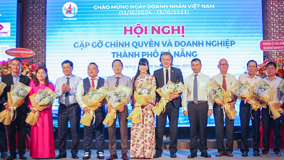 Lãnh đạo TP Đà Nẵng tặng hoa chúc mừng đại diện các Hội, Hiệp hội doanh nhân..png