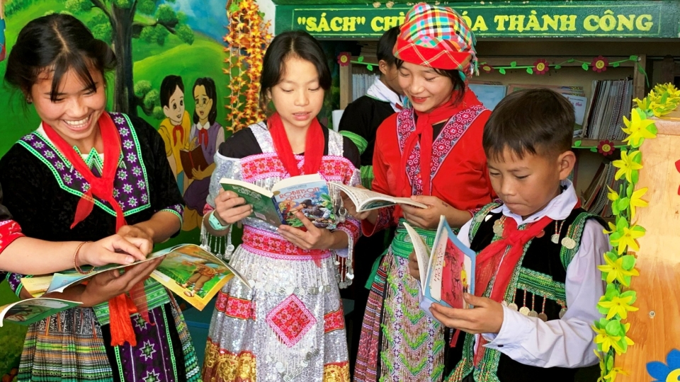 cac_em_hoc_sinh_truong_th_va_thcs_suoi_giang_hanh_phuc_khi_toi_truong.jpg