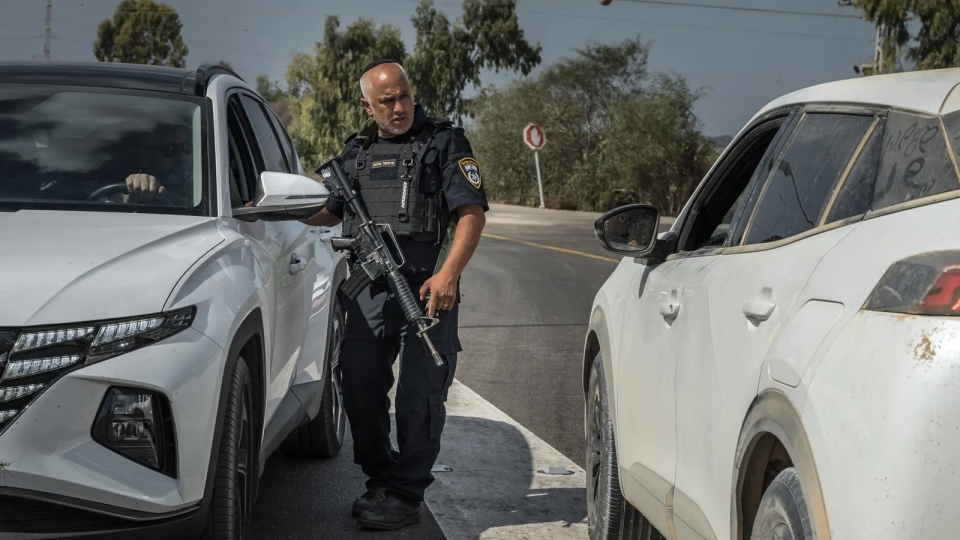 canh sat Israel tai chot kiem soat o ngoai vi Ofakim -nytimes.jpg