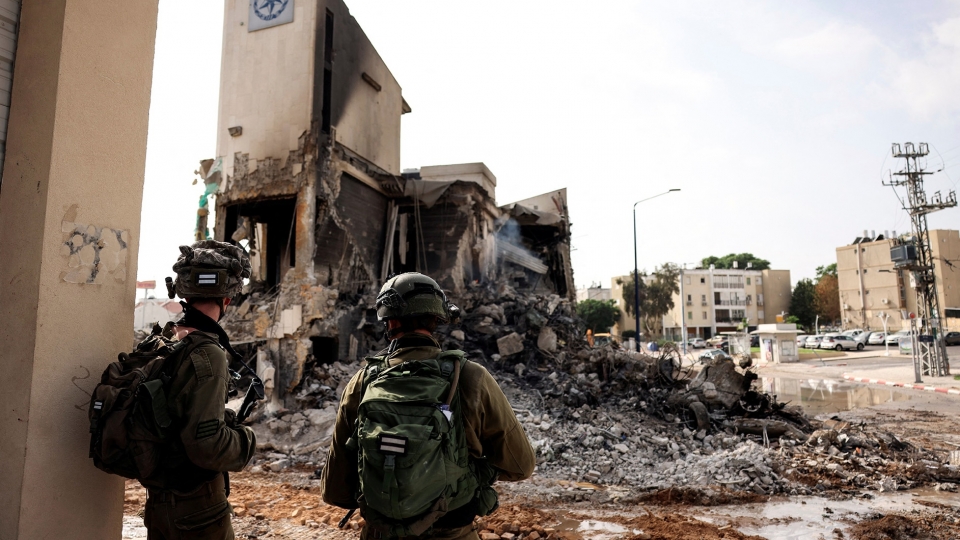 chien truong Israel noi giao tranh voi tay sung Hamas, binh si Israel nhin dong do nat cua don canh sat Israel, israel hamas -reu.jpg