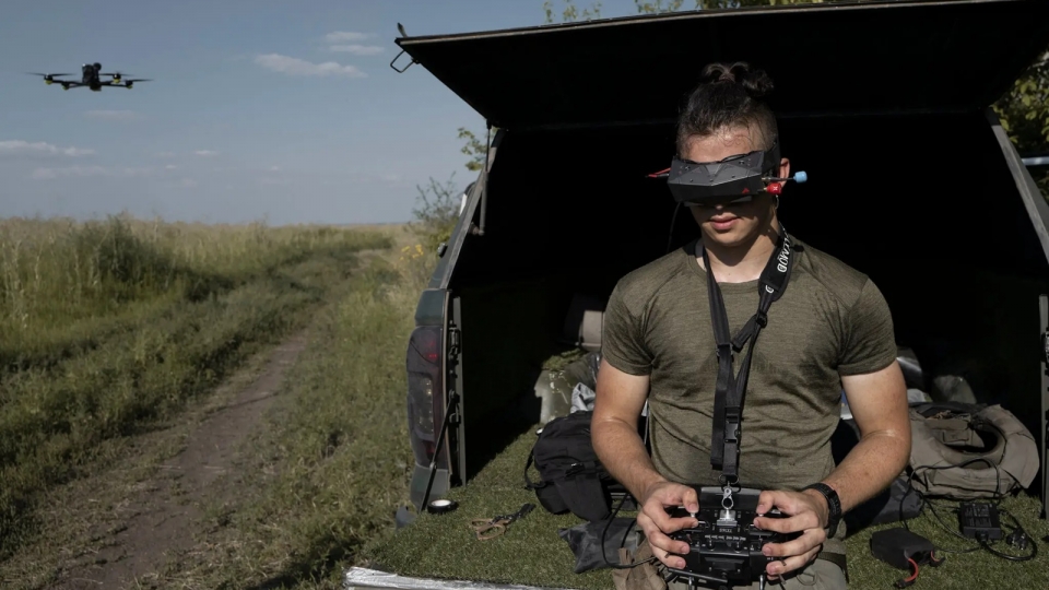 linh Ukraine dieu khien UAV goc nhin thu nhat (tap dieu khien) -ny times.jpg