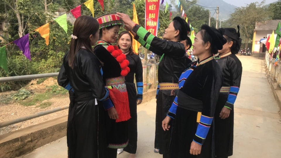 phu_nu_vung_cao_bac_kan_da_manh_dan_tham_gia_cong_tac_xa_hoi_tai_dia_phuongvo_chong_anh_to_xuan_nghi_va_chi_phung_thi_hang_ban_na_nghiu_xa_luc_binh_huyen_bach_thong_tinh_bac_kan_ben_mo_hinh_nuoi_o.jpg