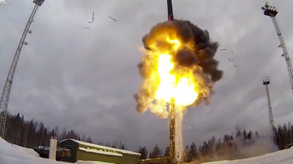 tan cong hat nhan.jpg