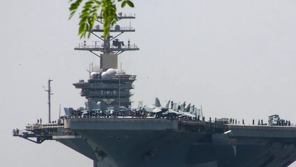 tau_san_bay_eisenhower.jpg