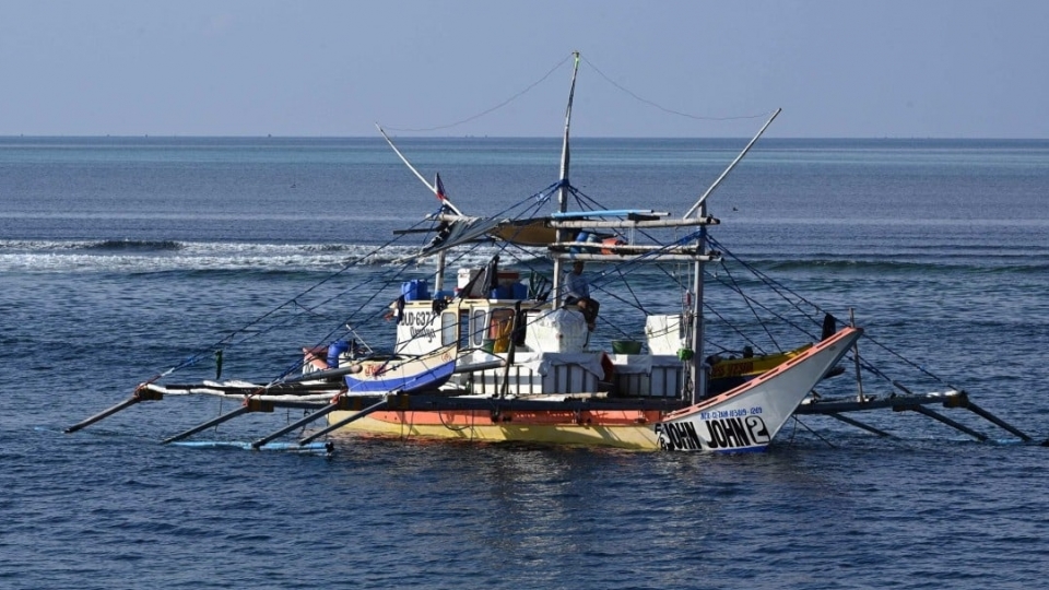 thuyen danh ca Philippines (tau danh ca) gan bai can Scarborough -afp.jpg
