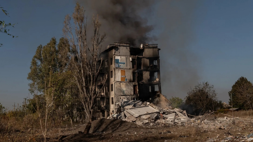 toa nha hu hai boc khoi do giao chien o Avdiivka trong xung dot Nga Ukraine -nytimes.jpg