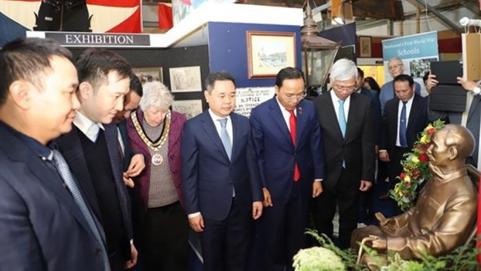 vna_potal_khanh_thanh_cong_trinh_ton_tao_tuong_bac_ho_tai_bao_tang_thi_tran_newhaven_vuong_quoc_anh_7048381.jpg