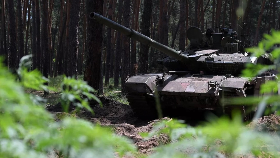 xe tang Nga T-90M trong rung -sputnik.jpg