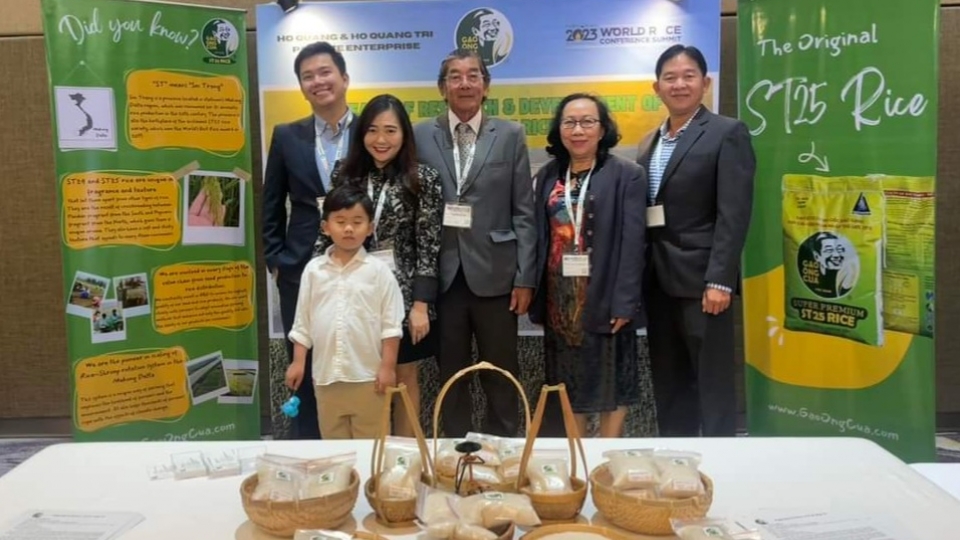 gian_hang_gao_cua_ong_ho_quang_cua_tai_hoi_nghi_thuong_mai_lua_gao_toan_cau_do_the_rice_trader_to_chuc_tai_philippines_trua_ngay_30_11_anh_gao_ong_cua.jpg