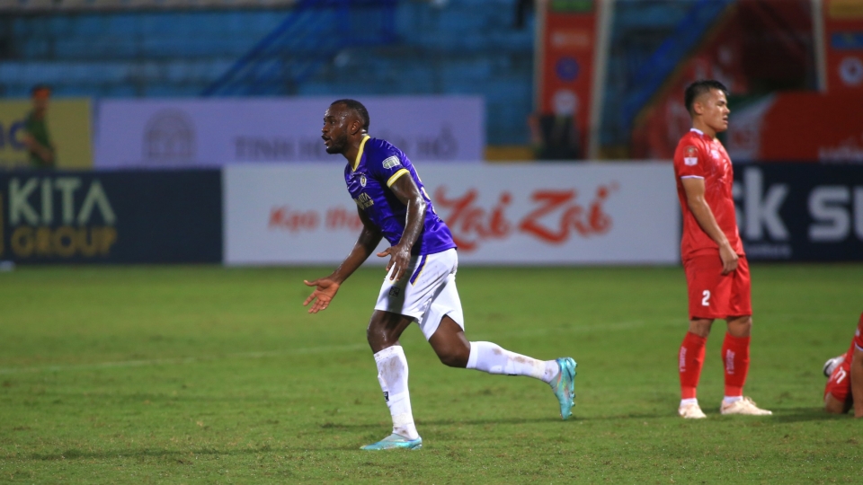 ngoai-binh-ha-noi-fc-noi-loi-gan-ruot-truoc-tran-derby.jpg