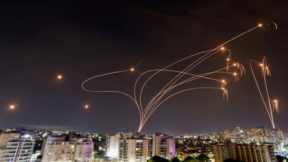 ten lua Vom Sat danh chan rocket phong tu Gaza, rocket Hamas -reu.jpg
