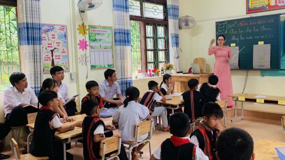 trang_phuc_truyen_thong_cua_nguoi_van_kieu_la_dong_phuc_o_truong_cua_cac_em_hoc_sinh.jpg