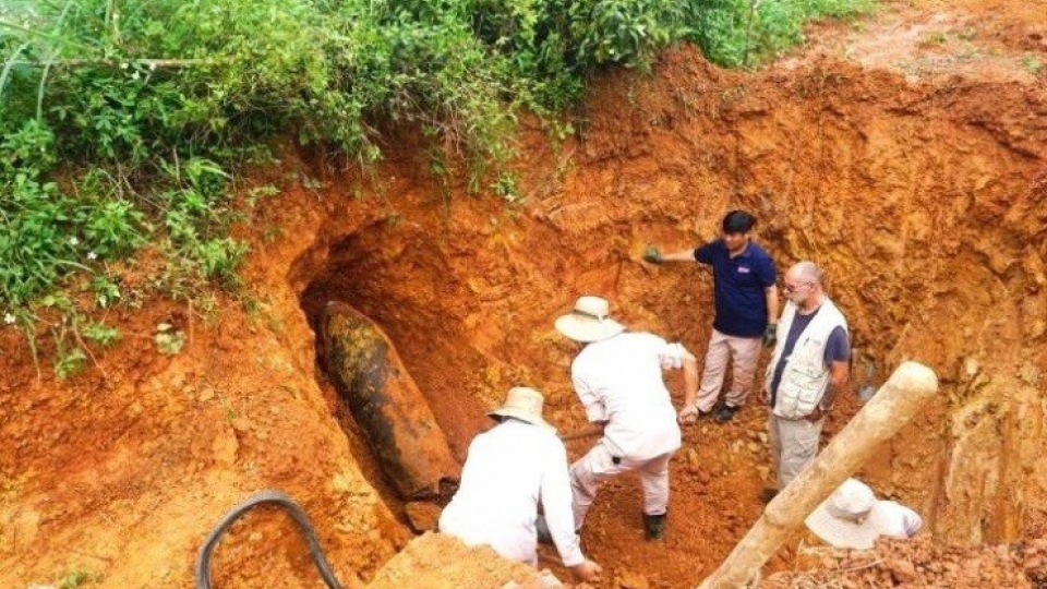 A M117 bomb discovered in Bo Trach district.jpg