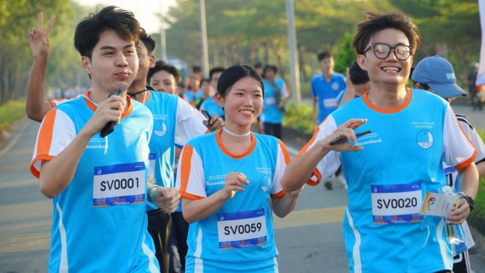 ASEAn-Japan youth delegates take part in a chrity run in HCM City.jpg