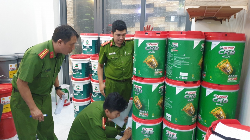 Công an tỉnh Phú Yên phá đường dây sản xuất, buôn bán dầu nhớt giả trên địa bàn. (Ảnh_ Công an tỉnh Phú Yên cung cấp). .jpg